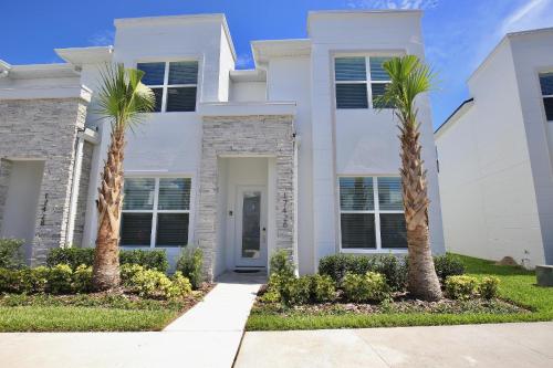 Great NEW 4 bedroom townhouse in Hidden Forest with private pool! - image 2