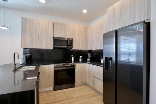 Great NEW 4 bedroom townhouse in Hidden Forest with private pool! - image 3