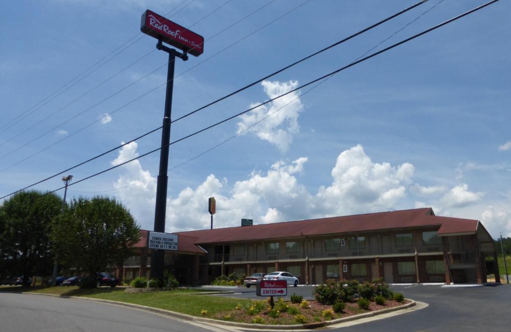 Red Roof Inn & Suites Cleveland TN - image 2