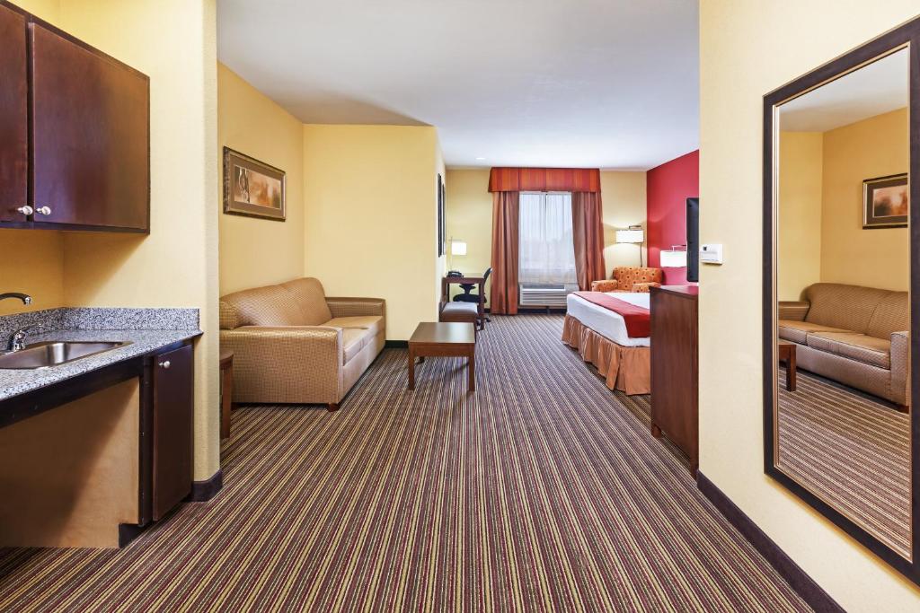 Holiday Inn Express & Suites Cleveland an IHG Hotel - image 5