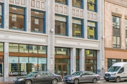 Frontdesk Athlon Apts Downtown Cleveland - image 9