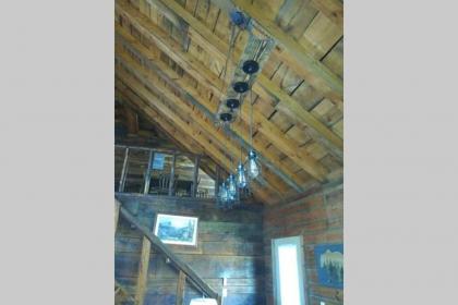 Hoot Nanny's Rustic Cabin on Mossy Creek - image 7