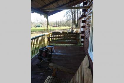 Hoot Nanny's Rustic Cabin on Mossy Creek - image 9