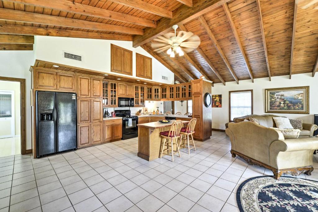 Large Clifton Home with Yard and Access to Lake Whitney - image 3