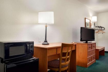 Travelodge by Wyndham Clinton Valley West Court - image 14