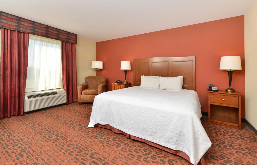 Hampton Inn Clinton - image 2