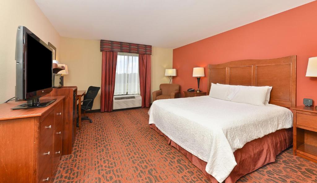 Hampton Inn Clinton - image 4