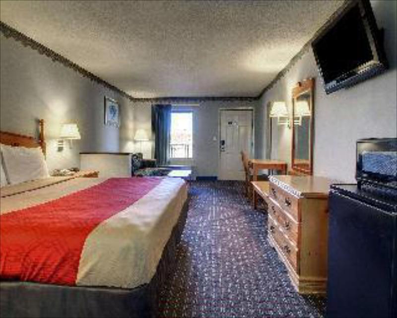 Econo Lodge Clinton - image 2