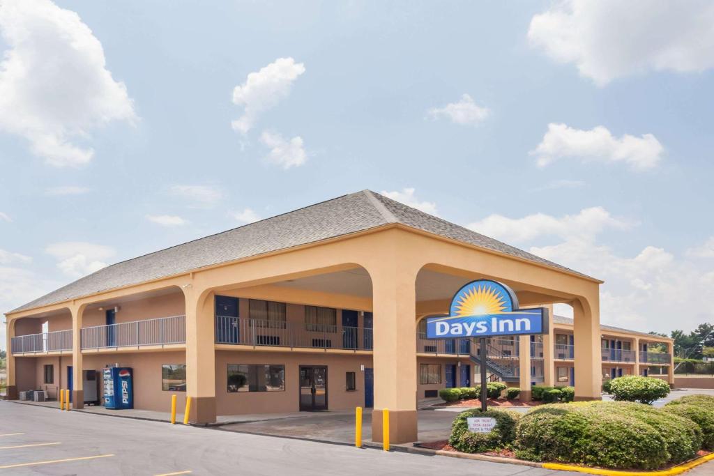 Days Inn by Wyndham Clinton - main image