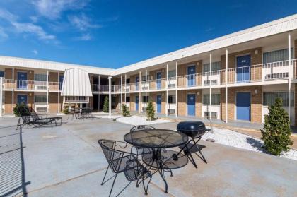 Motel 6-Clinton OK - image 12