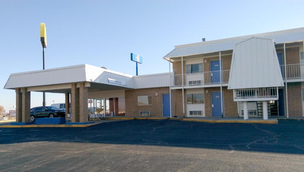 Motel 6-Clinton OK - image 2