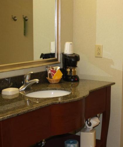 Hampton Inn Clinton - image 15