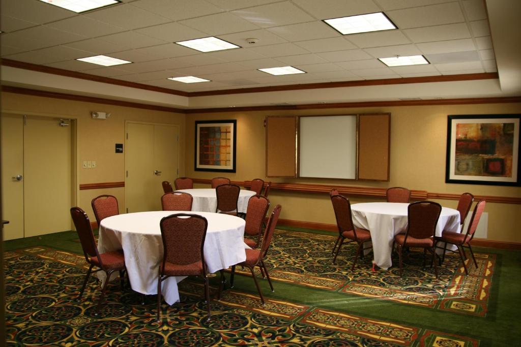 Hampton Inn Clinton - image 3