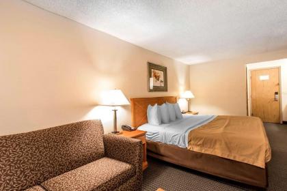 Econo Lodge Inn & Suites Clinton - image 9