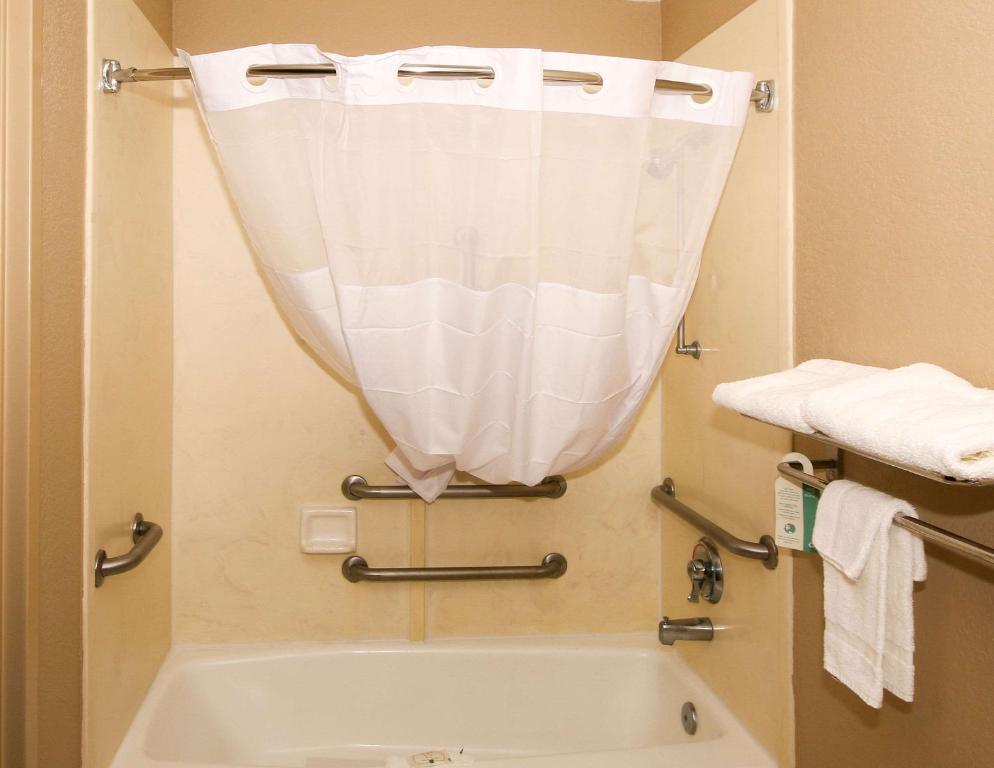 Quality Inn Clinton - image 3