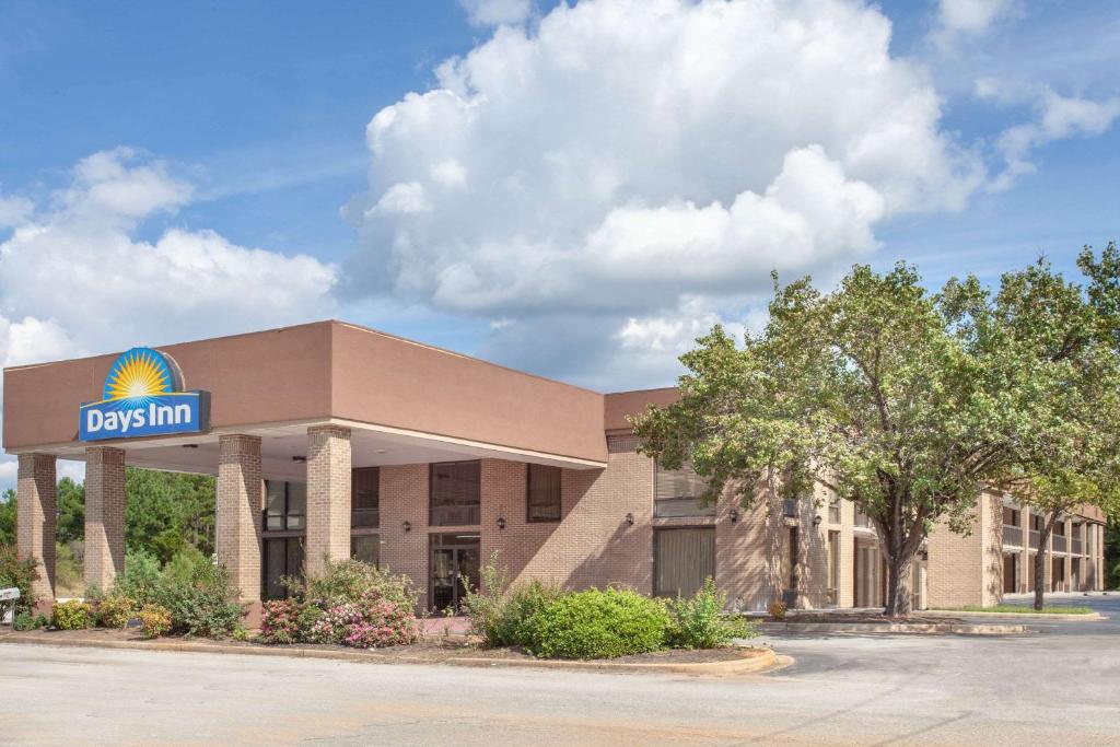 Days Inn by Wyndham Clinton-Presbyterian College - main image