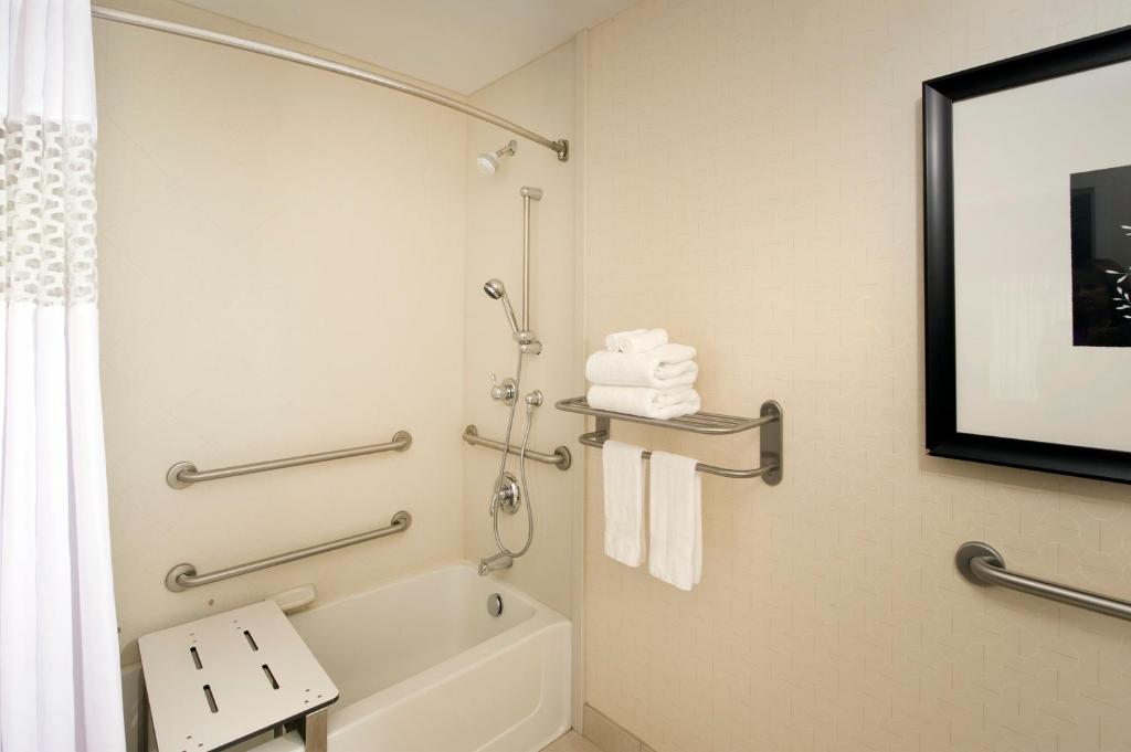 Hampton Inn Clinton - image 3