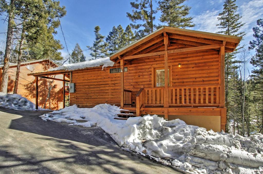 Charming Coppertop Cloudcroft Cabin 3 Mi to Ski - main image