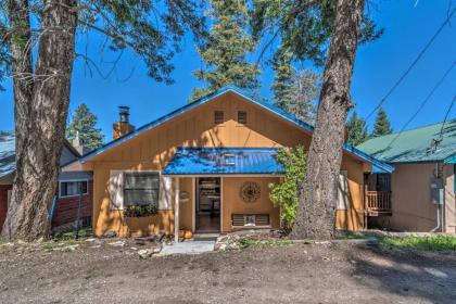 Charming Cloudcroft Cabin with Private Hot Tub!