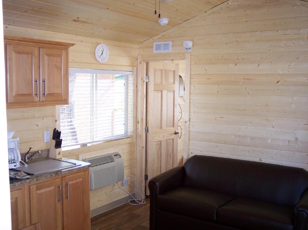 Russian River Camping Resort Cottage 7 - image 3