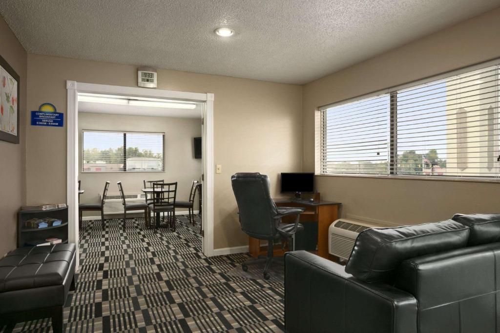 Days Inn by Wyndham Cloverdale Greencastle - image 3