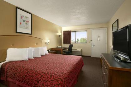 Days Inn by Wyndham Cloverdale Greencastle - image 4