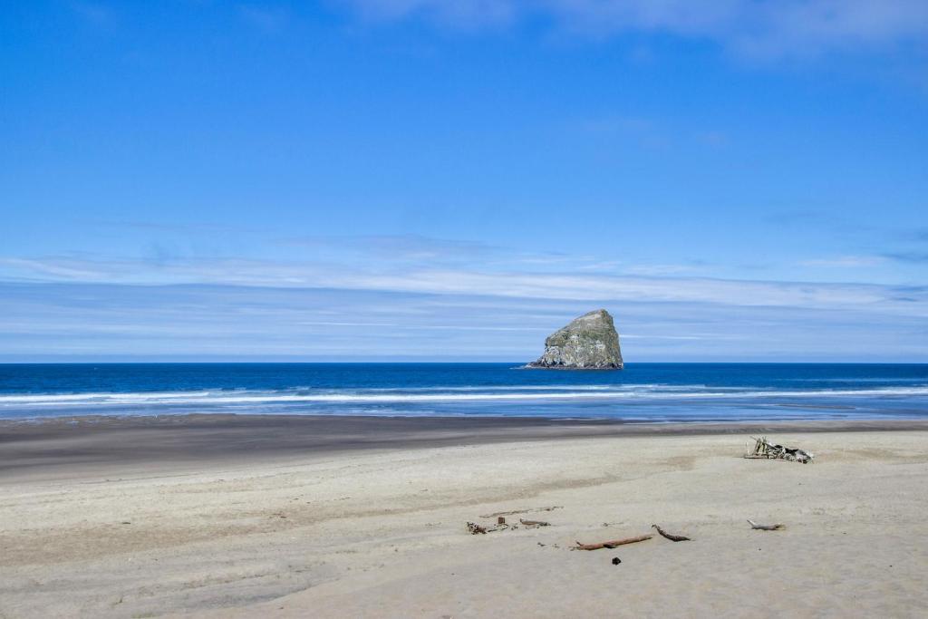 Pacific City Ocean Front Escape - image 5