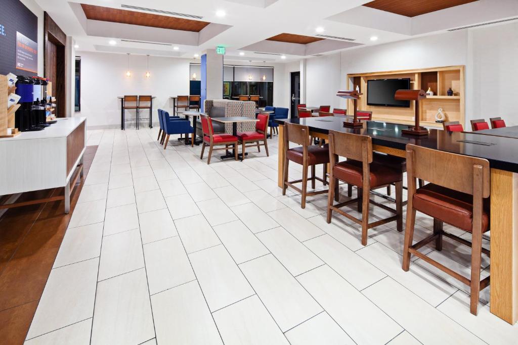 Holiday Inn Express & Suites Clovis Fresno Area an IHG Hotel - image 7