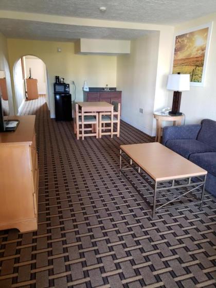 Days Inn & Suites by Wyndham Clovis - image 2