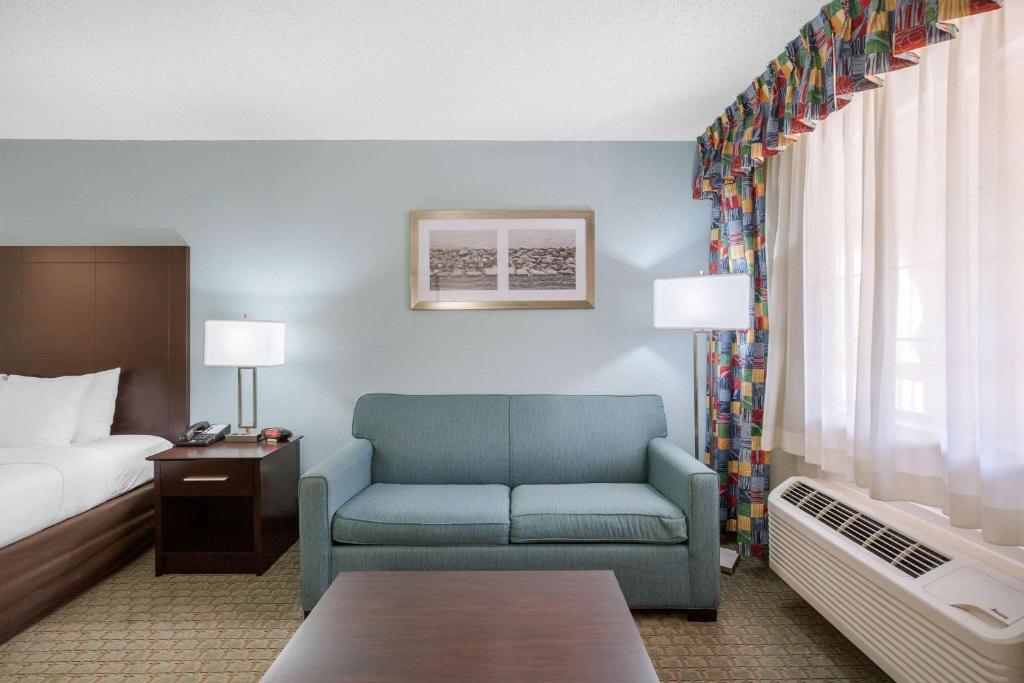 Quality Inn Clute Freeport - image 2