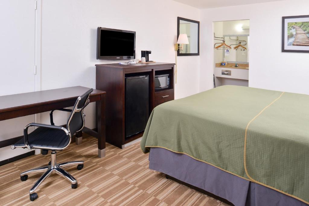 Americas Best Value Inn Clute - image 4