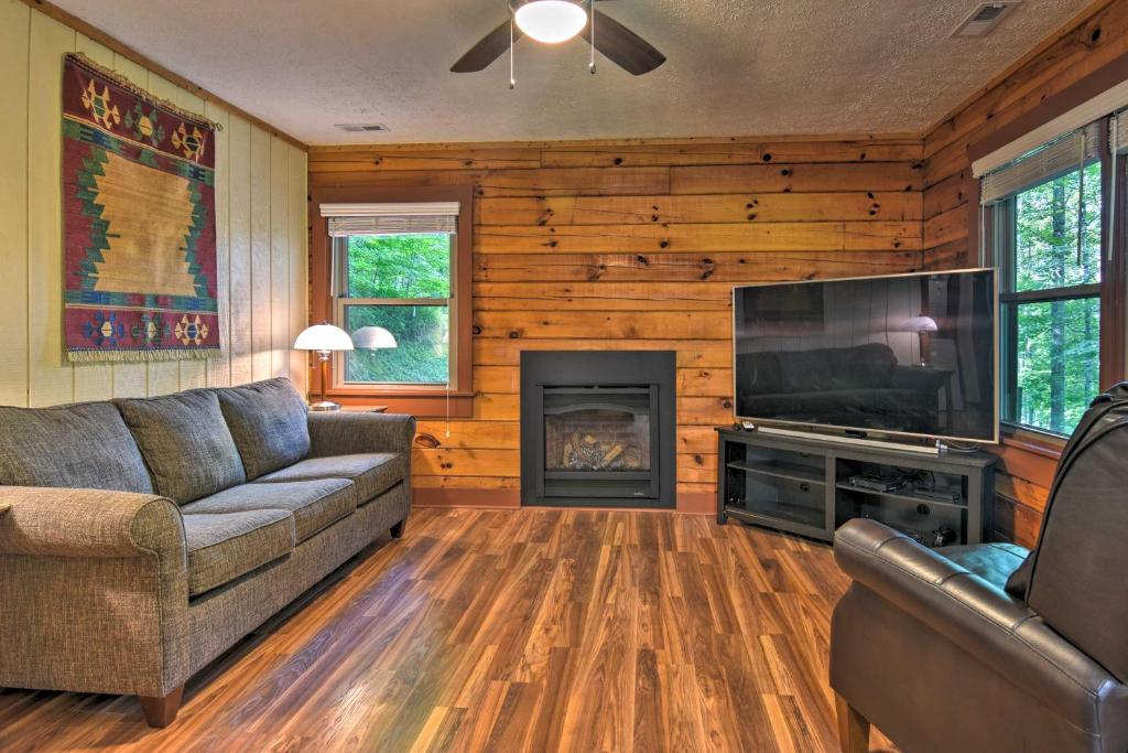 Clyde Cabin with Porch - Mins to Smoky Mountains - main image