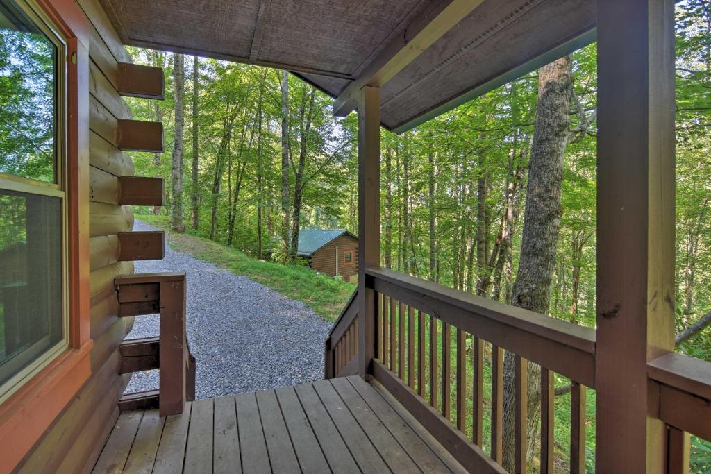 Clyde Cabin with Porch - Mins to Smoky Mountains - image 3