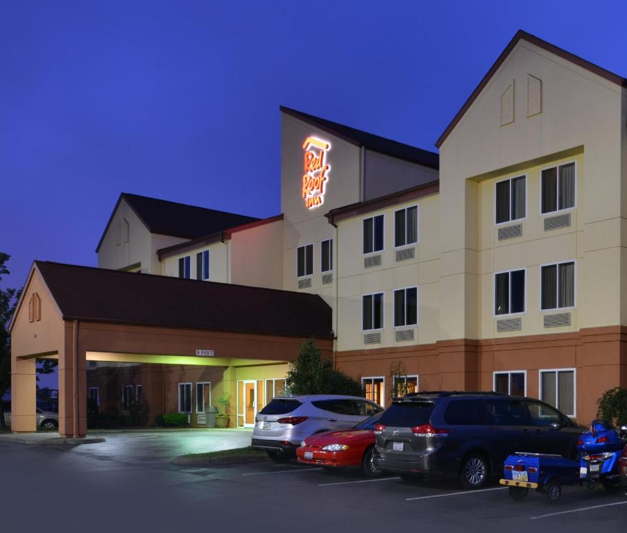 Red Roof Inn Clyde - image 2