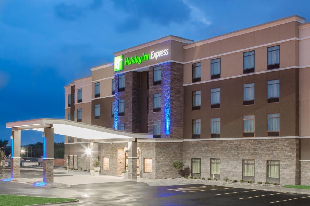 Holiday Inn Express Moline - Quad Cities Area an IHG Hotel - main image