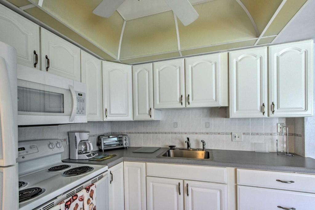 Cozy Cocoa Beach Condo with Pool and Beach Access! - image 7