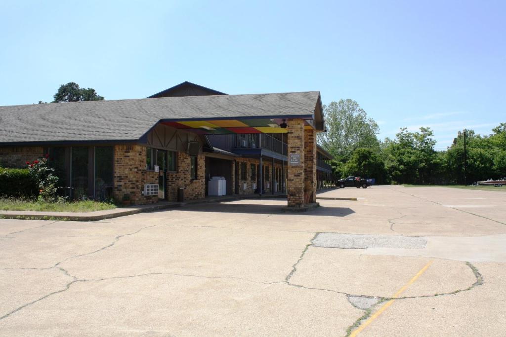 Lake Palestine Motor Inn - image 7