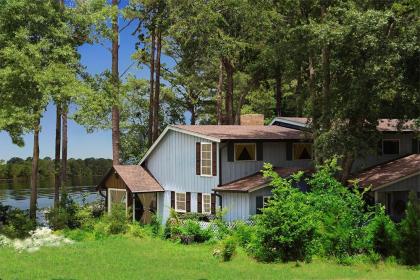 Frankston Home with Deck and Fishing on Lake Palestine! - image 3