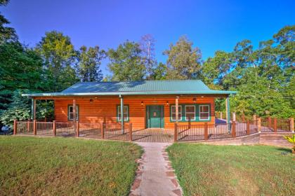 Coffeeville Cabin with Deck about 7 mi to Grenada Lk Mississippi