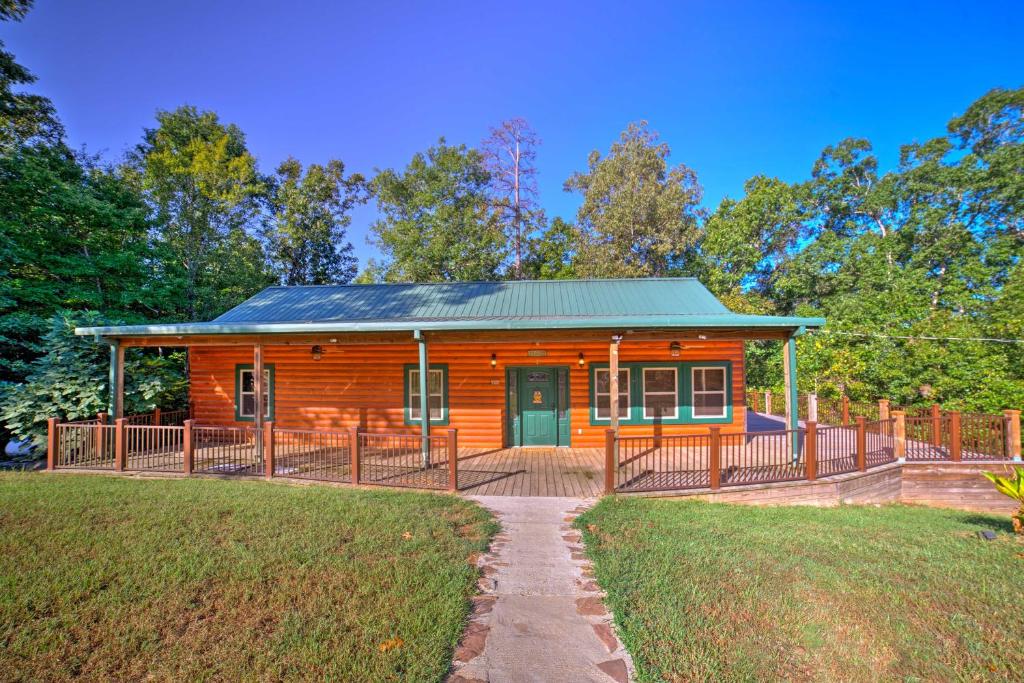 Coffeeville Cabin with Deck about 7 Mi to Grenada Lk - main image