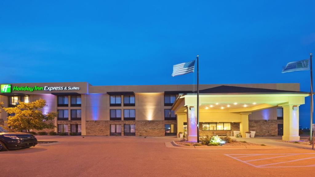 Holiday Inn Express Hotel & Suites Colby an IHG Hotel - main image