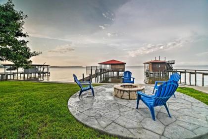 Luxury Lakefront Coldspring Home with Boathouse