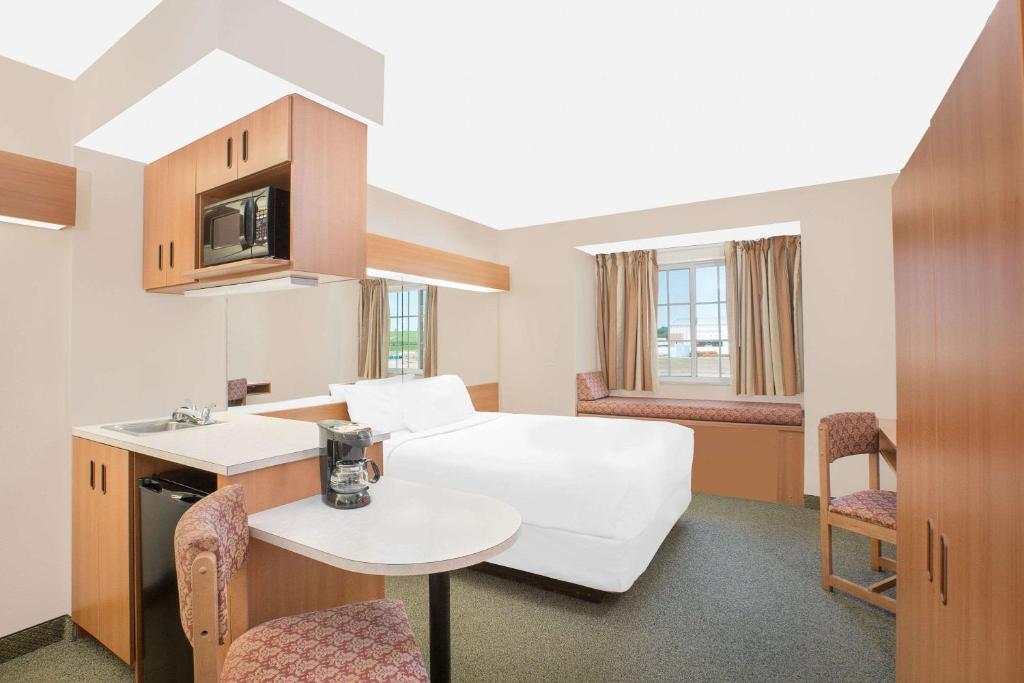 Microtel Inn & Suites by Wyndham Colfax - image 3