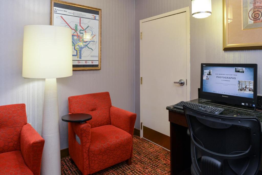 Hampton Inn College Park - image 4