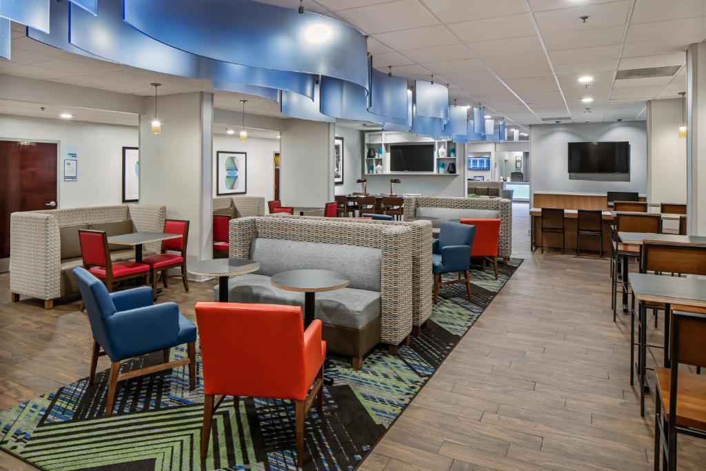 Holiday Inn Express Atlanta Airport-College Park an IHG Hotel - image 7