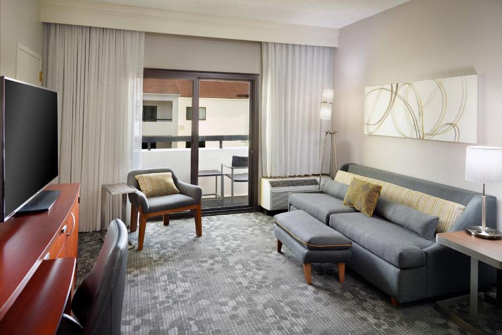 Courtyard by Marriott Atlanta Airport South/Sullivan Road - image 3