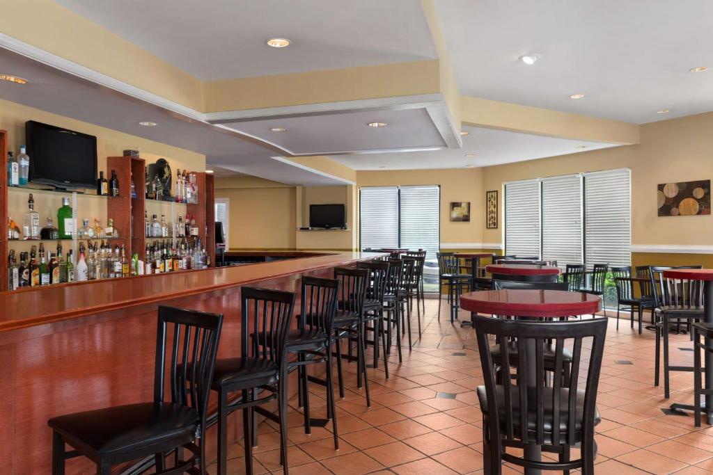 Country Inn & Suites by Radisson Atlanta Airport South GA - image 6