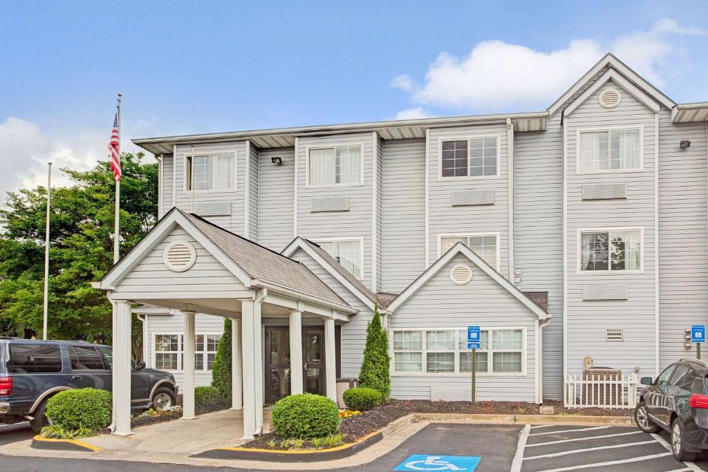 Microtel Inn by Wyndham Atlanta Airport - image 3