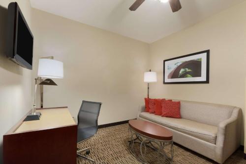 Hawthorn Suites by Wyndham College Station - image 5