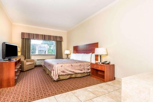 Ramada by Wyndham College Station - image 2